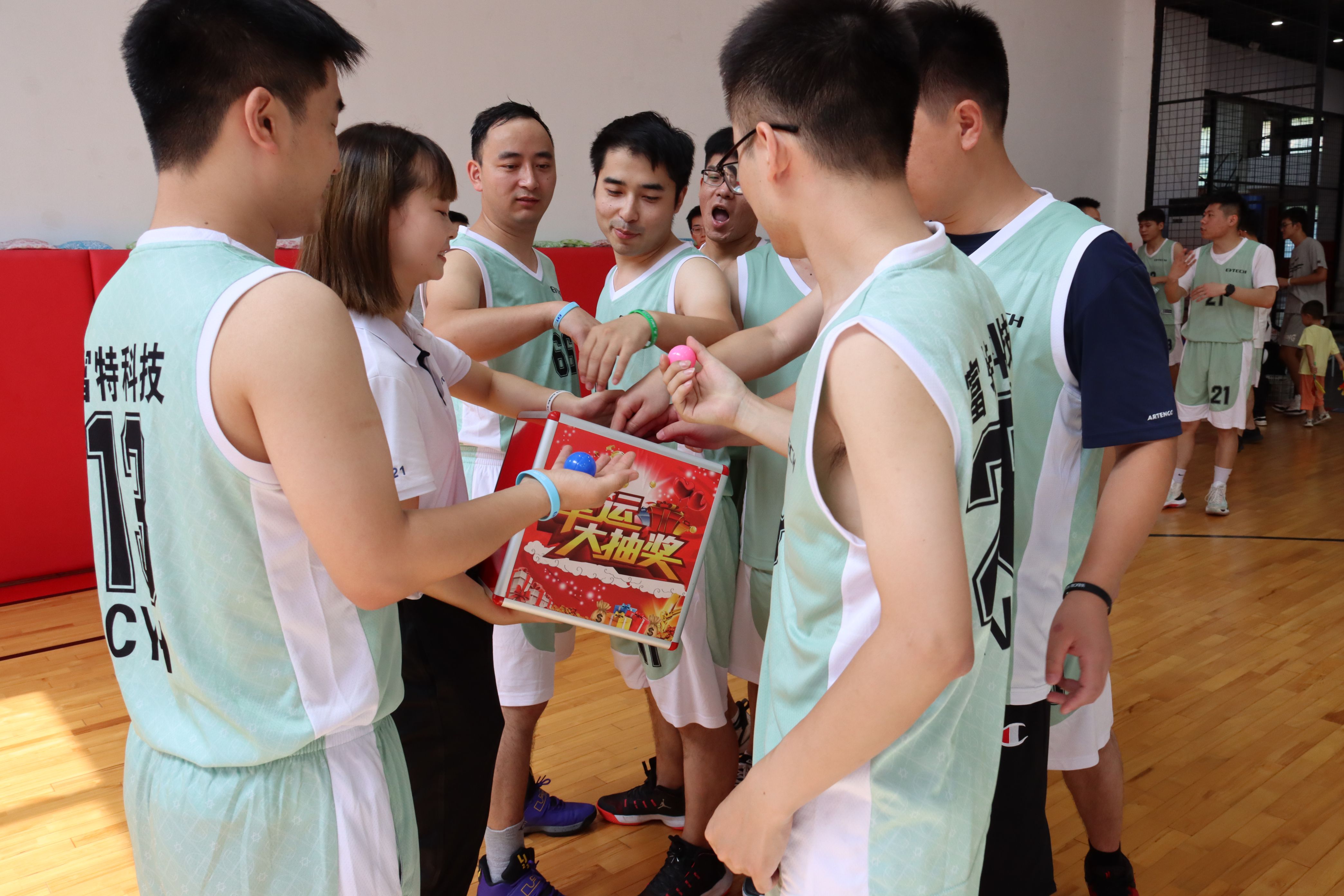 双方阵容齐整 关键三分争夺战直播不容错过